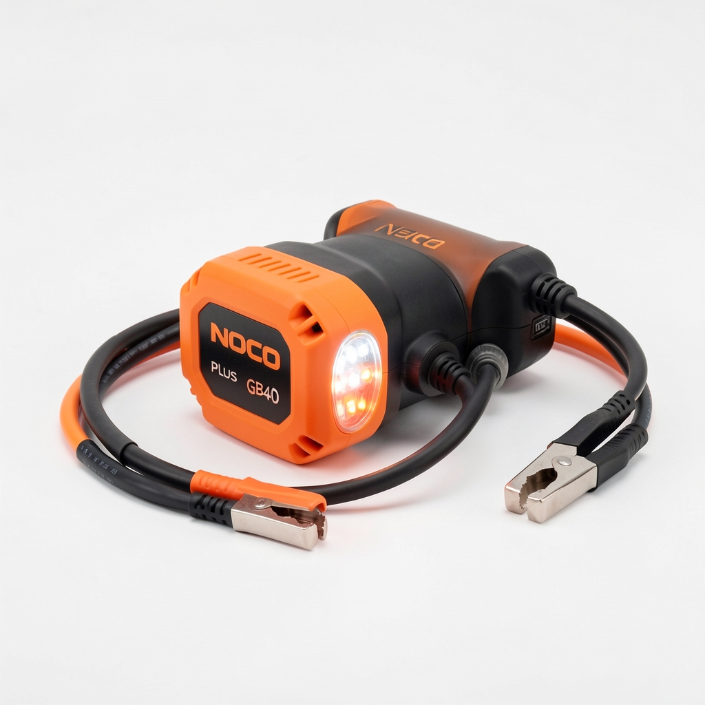 NOCO Genius Boost Plus GB40 prenosni starter za akumulator narandžaste i crne boje sa integriranim LED svetlom i kablovima sa klipsama leži na beloj podlozi